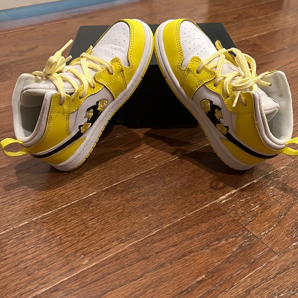 Jordan 1 Mid SE Dynamic Yellow/Black-White Floral